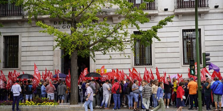 CCOO y UGT de Cantabria protestan contra el bloqueo a la reducción de la jornada laboral