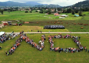 Más de 500 personas se concentran en Penagos para rechazar el polígono eólico Briesa