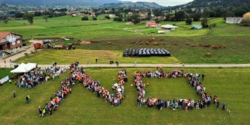 Más de 500 personas se concentran en Penagos para rechazar el polígono eólico Briesa