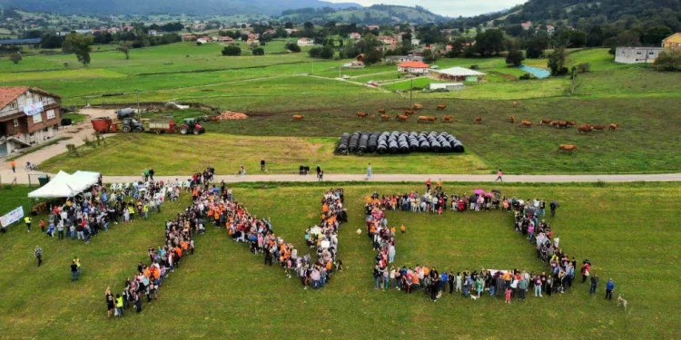 Más de 500 personas se concentran en Penagos para rechazar el polígono eólico Briesa