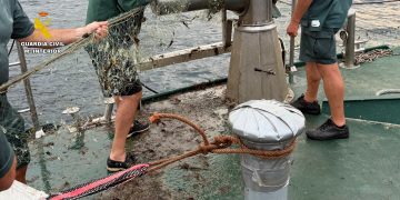 La Guardia Civil incauta 51 nasas ilegales y una red de un kilómetro en un operativo conjunto en la bahía de Santoña