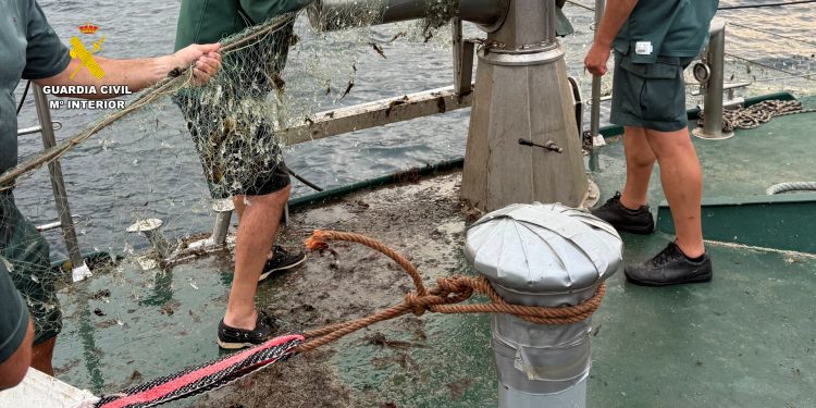 La Guardia Civil incauta 51 nasas ilegales y una red de un kilómetro en un operativo conjunto en la bahía de Santoña