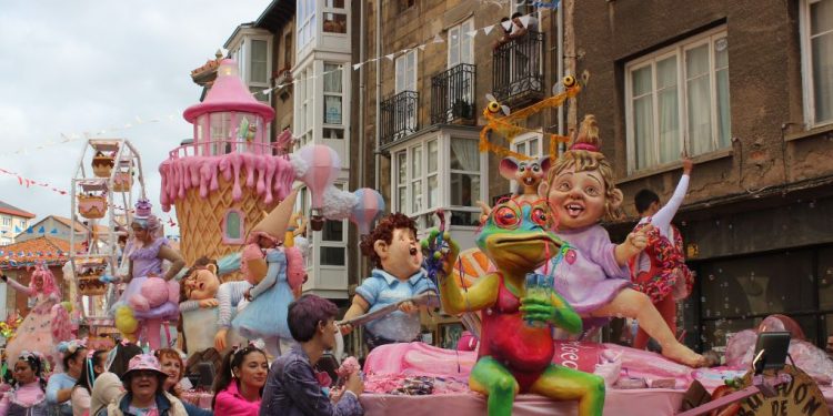 “Subidón de azúcar” de la Peña Veteranos se alza con el primer premio del Concurso de Carrozas de San Mateo en Reinosa