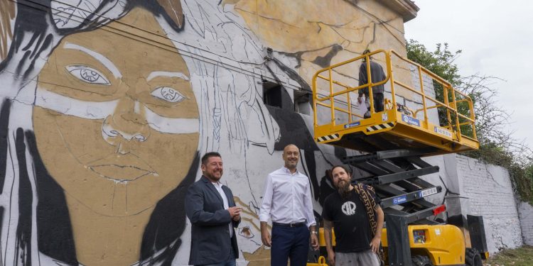 Torrelavega estrena el festival “Alegra la Vista” con murales y música urbana en sus barrios