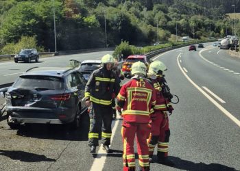 Una mujer resulta herida leve tras un choque múltiple en la A-8 a su paso por Hazas de Cesto
