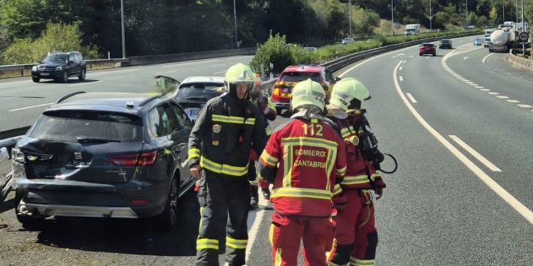 Una mujer resulta herida leve tras un choque múltiple en la A-8 a su paso por Hazas de Cesto