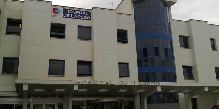 Más de 7.000 firmas apoyan la reclamación para recuperar la tercera enfermera en quirófano en el turno de noche del Hospital de Laredo
