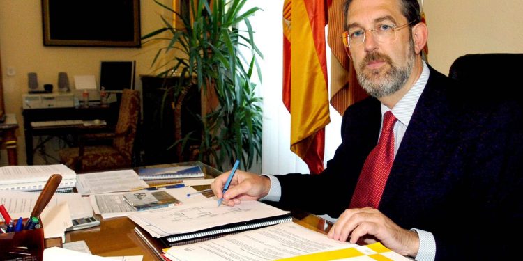 Muere a los 72 años el exdelegado del Gobierno en Cantabria Agustín Ibáñez en un accidente de moto