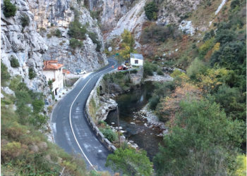 Muere un motorista irlandés de 62 años en un choque con un camión en el Desfiladero de La Hermida