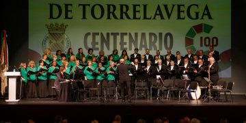 La Sociedad Coral de Torrelavega celebra un siglo de historia con una gala emotiva en el Concha Espina