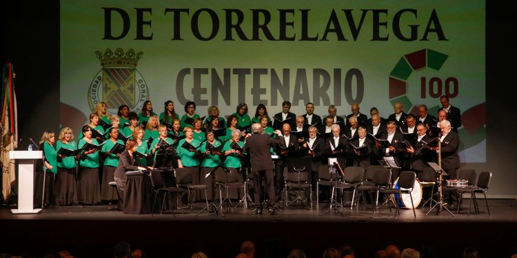 La Sociedad Coral de Torrelavega celebra un siglo de historia con una gala emotiva en el Concha Espina