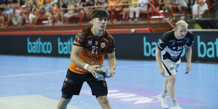 El Bathco Torrelavega cae en el último suspiro ante el Elverum