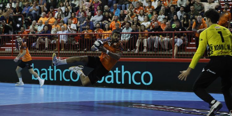 Remontada épica del Bathco BM Torrelavega ante BM Logroño La Rioja (29-25)