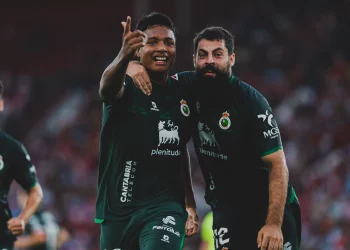 Jeremy resucita al Racing en Almería con un doblete fulminante