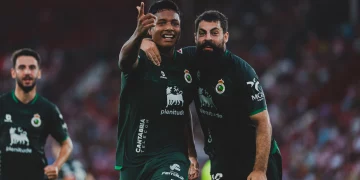 Jeremy resucita al Racing en Almería con un doblete fulminante