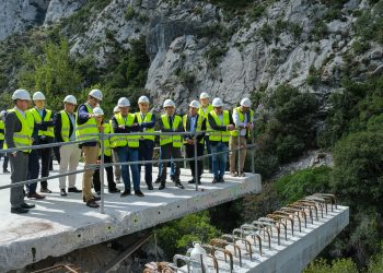 Santano y Media visitan las obras del desfiladero de La Hermida, que podrían culminar en verano de 2026
