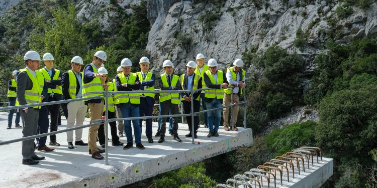 Santano y Media visitan las obras del desfiladero de La Hermida, que podrían culminar en verano de 2026