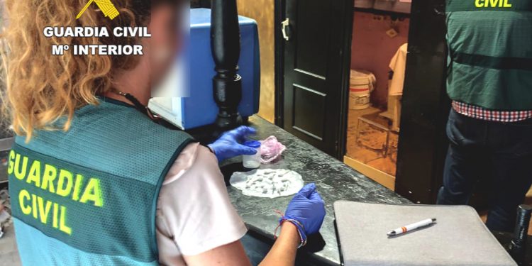 La Guardia Civil detiene a cinco personas en Cantabria en dos operaciones contra el menudeo de drogas