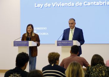 Sáenz de Buruaga presenta la primera Ley de Vivienda integral de Cantabria «para fomentar el derecho a una vivienda digna»
