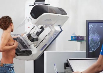 Cantabria aún no amplía el cribado del cáncer de mama pese a la aprobación parlamentaria en 2023