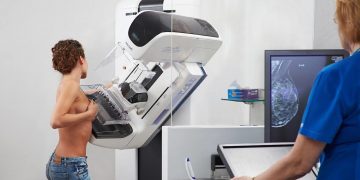 Cantabria aún no amplía el cribado del cáncer de mama pese a la aprobación parlamentaria en 2023