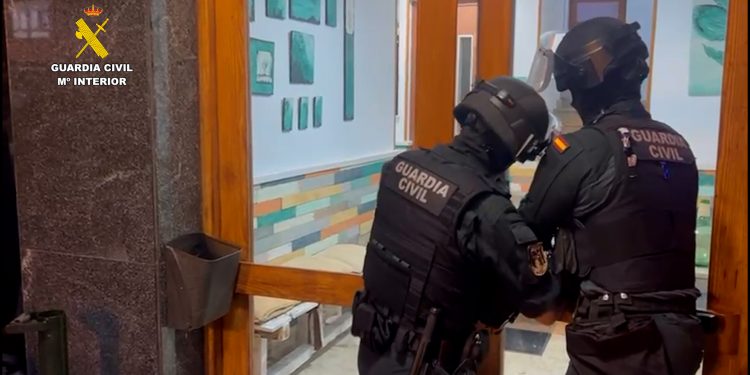 Desarticulado en Torrelavega un grupo criminal que extorsionó a más de 120 personas en toda España con amenazas tras citas online
