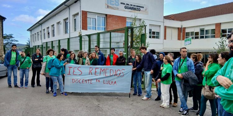 Miles de docentes cántabros vuelven a movilizarse por una mejora salarial y la eliminación de la ‘cláusula Silva’