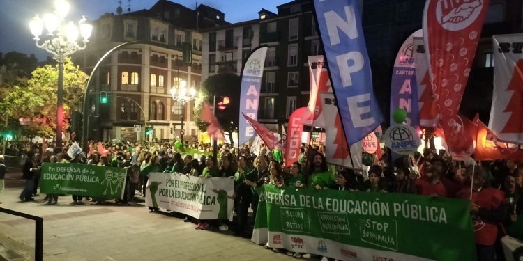 Miles de docentes cántabros vuelven a movilizarse por una mejora salarial y la eliminación de la ‘cláusula Silva’