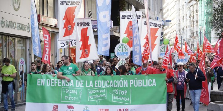 Miles de docentes cántabros vuelven a movilizarse por una mejora salarial y la eliminación de la ‘cláusula Silva’