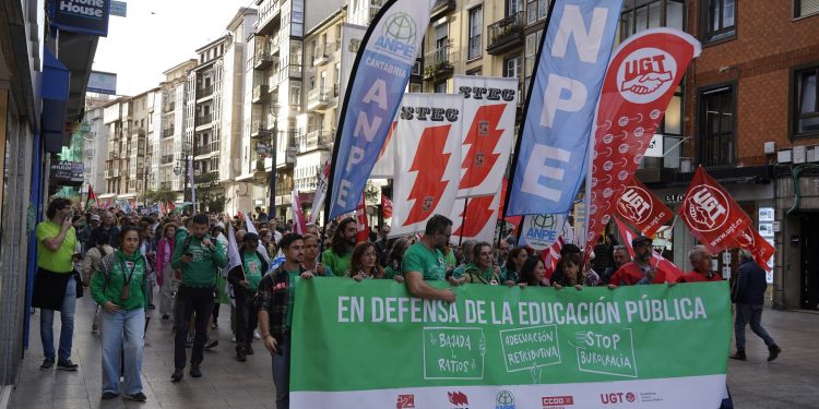 Miles de docentes cántabros vuelven a movilizarse por una mejora salarial y la eliminación de la ‘cláusula Silva’