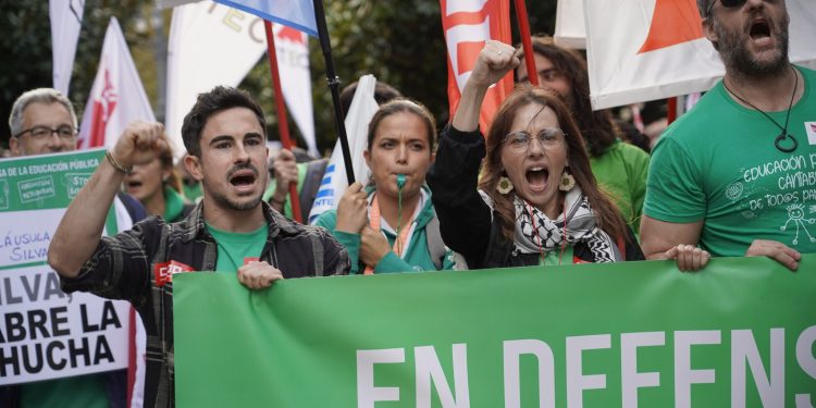 Miles de docentes cántabros vuelven a movilizarse por una mejora salarial y la eliminación de la ‘cláusula Silva’