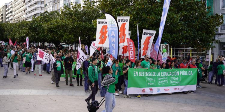 Miles de docentes cántabros vuelven a movilizarse por una mejora salarial y la eliminación de la ‘cláusula Silva’