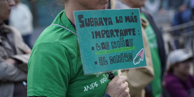 Miles de docentes cántabros vuelven a movilizarse por una mejora salarial y la eliminación de la ‘cláusula Silva’