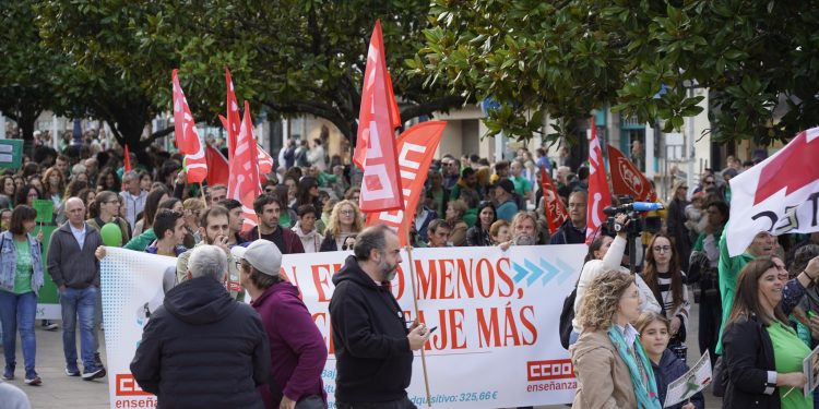 Miles de docentes cántabros vuelven a movilizarse por una mejora salarial y la eliminación de la ‘cláusula Silva’