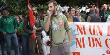 Miles de docentes cántabros vuelven a movilizarse por una mejora salarial y la eliminación de la ‘cláusula Silva’