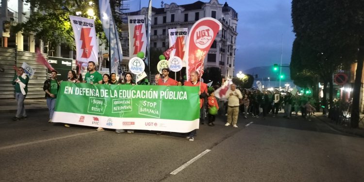 Miles de docentes cántabros vuelven a movilizarse por una mejora salarial y la eliminación de la ‘cláusula Silva’