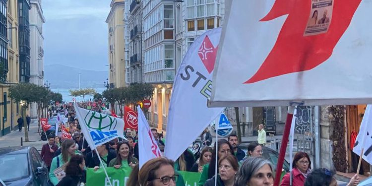 Miles de docentes cántabros vuelven a movilizarse por una mejora salarial y la eliminación de la ‘cláusula Silva’