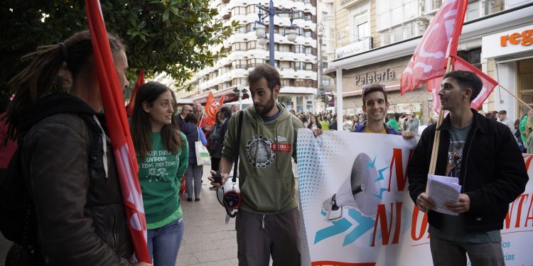 Miles de docentes cántabros vuelven a movilizarse por una mejora salarial y la eliminación de la ‘cláusula Silva’