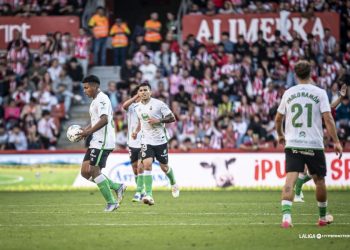 Dos errores defensivos condenan al Racing en El Molinón