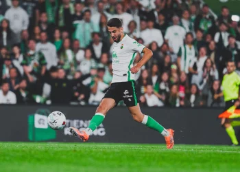 Un clásico con alma: el Racing busca prolongar su hechizo ante el Sporting en El Molinón