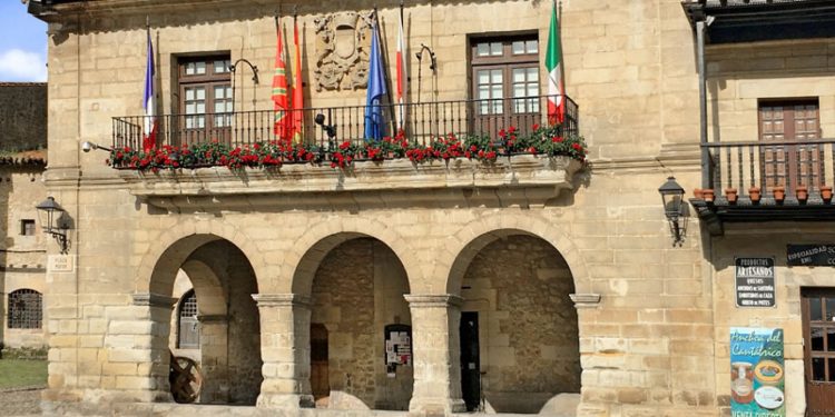 El PSOE de Santillana del Mar exige el cese del concejal de Deportes y denuncia abandono en las escuelas deportivas municipales