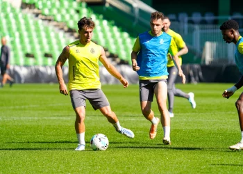El Racing entrena en El Sardinero con casi toda la plantilla para preparar el duelo contra el Málaga