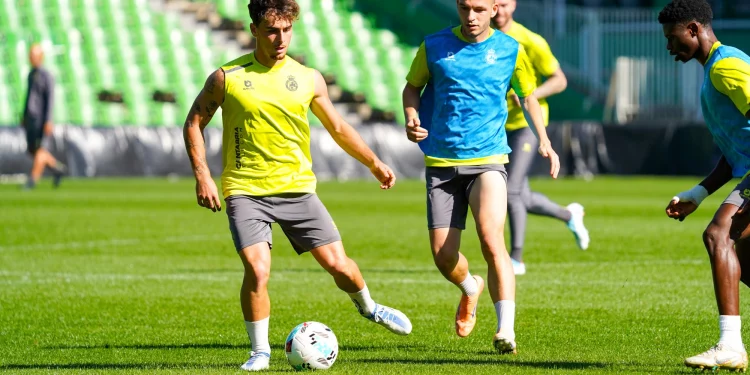 El Racing entrena en El Sardinero con casi toda la plantilla para preparar el duelo contra el Málaga