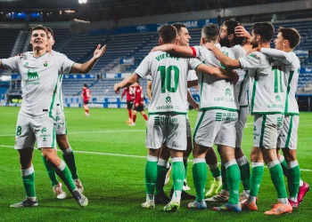 El Racing firma una remontada de líder en Mendizorroza y consolida su dominio en Segunda