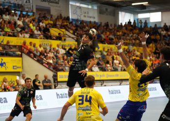 El Bathco BM Torrelavega mantiene su imbatibilidad tras imponerse al Tubos Aranda en un duelo de máxima intensidad