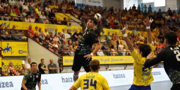 El Bathco BM Torrelavega mantiene su imbatibilidad tras imponerse al Tubos Aranda en un duelo de máxima intensidad