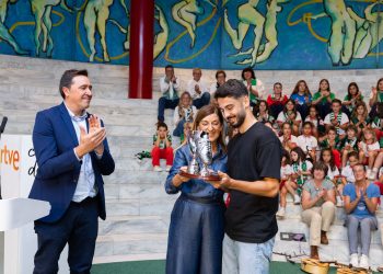 Buruaga destaca el apoyo del Gobierno a un Racing que “genera ilusión y unidad” y anuncia colaboración en la reforma de Campos de Sport