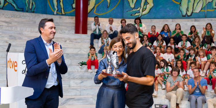 Buruaga destaca el apoyo del Gobierno a un Racing que “genera ilusión y unidad” y anuncia colaboración en la reforma de Campos de Sport