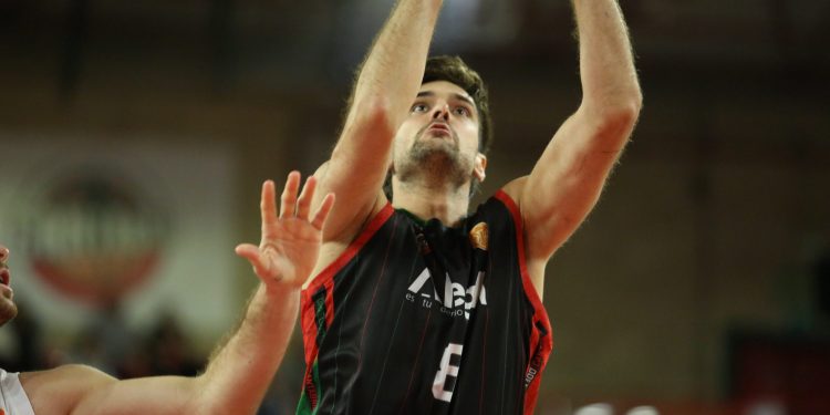 Grupo Alega Cantabria desata la fiesta en el Vicente Trueba tras imponerse con autoridad a Ourense (87-66)