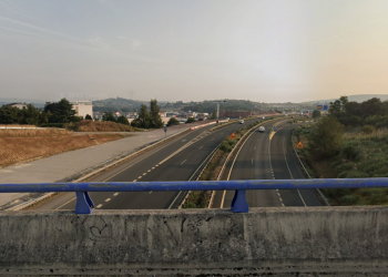 Tres heridos tras un violento choque entre un camión y un coche en la A-67, en Torrelavega